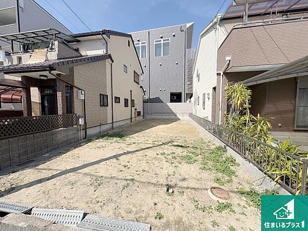 周辺は落ち着いた街並みの住宅地！子育てがしやすい住環境です！まだ未完成ですが、現地でしかわからない事もございます。是非一度ご覧ください。