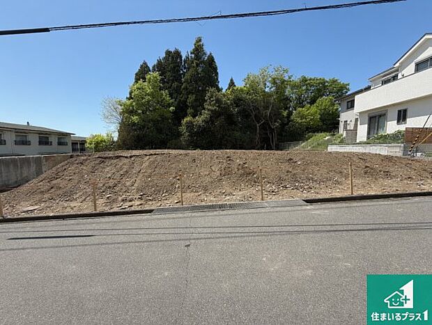 周辺は落ち着いた街並みの住宅地！子育てがしやすい住環境です！まだ未完成ですが、現地でしかわからない事もございます。是非一度ご覧ください。