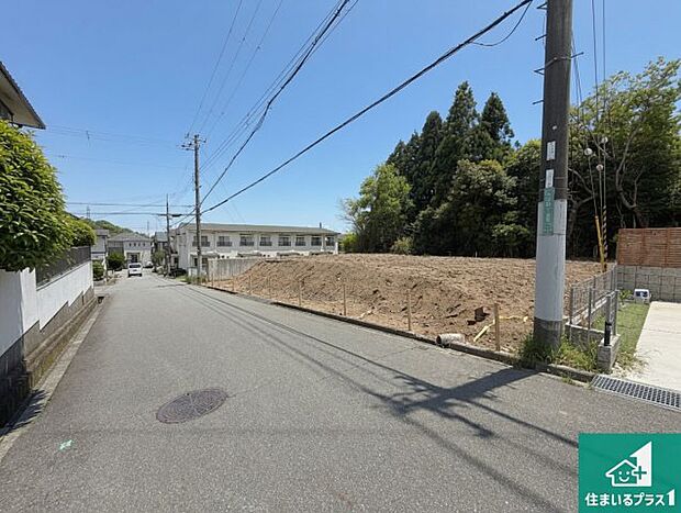 周辺は落ち着いた街並みの住宅地！子育てがしやすい住環境です！まだ未完成ですが、現地でしかわからない事もございます。是非一度ご覧ください。