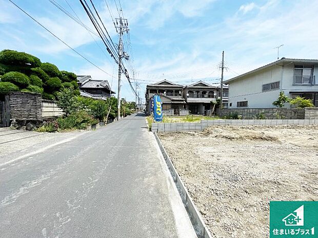 周辺は閑静な住宅街です。前面道路もしっかりと有りますので車の出し入れも安心ですよ！