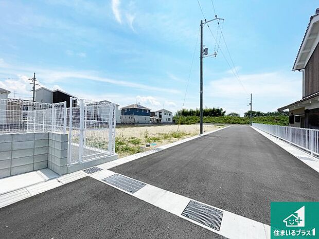 周辺は閑静な住宅街です。前面道路もしっかりと有りますので車の出し入れも安心ですよ！