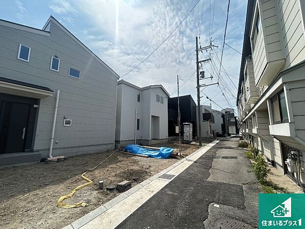 周辺は落ち着いた街並みの住宅地！子育てがしやすい住環境です！まだ未完成ですが、現地でしかわからない事もございます。是非一度ご覧ください。