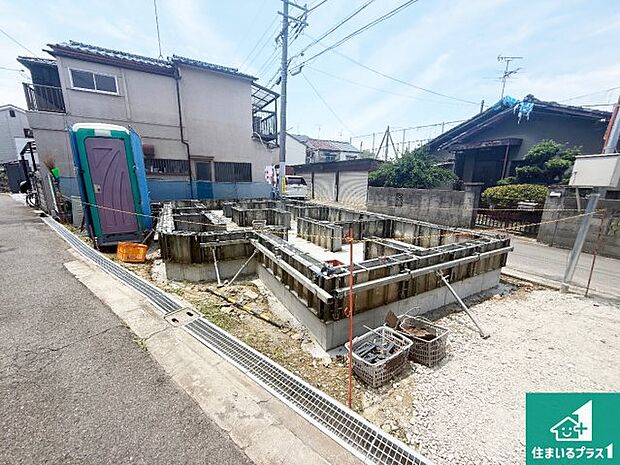 周辺は落ち着いた街並みの住宅地！子育てがしやすい住環境です！まだ未完成ですが、現地でしかわからない事もございます。是非一度ご覧ください。