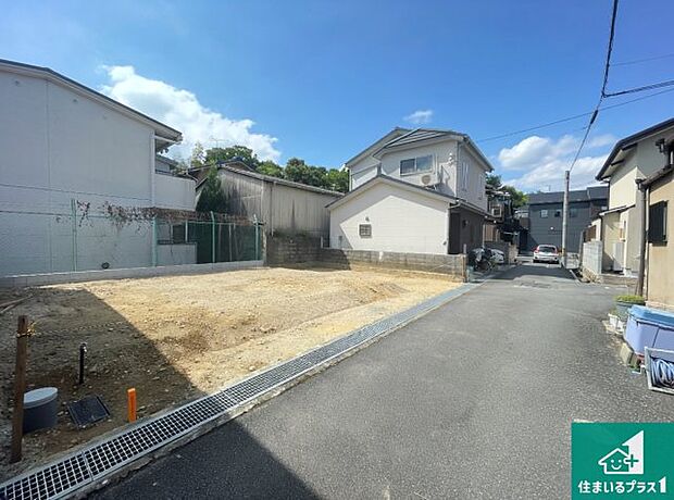 周辺は落ち着いた街並みの住宅地!子育てがしやすい住環境です!まだ未完成ですが、現地でしかわからない事もございます。是非一度ご覧ください。