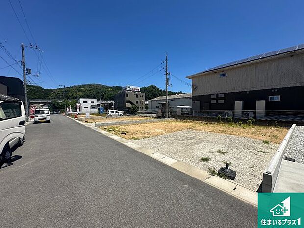 周辺は落ち着いた街並みの住宅地！子育てがしやすい住環境です！まだ未完成ですが、現地でしかわからない事もございます。是非一度ご覧ください。