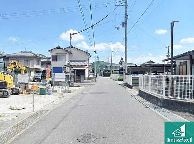 周辺は落ち着いた街並みの住宅地！子育てがしやすい住環境です！まだ未完成ですが、現地でしかわからない事もございます。是非一度ご覧ください。