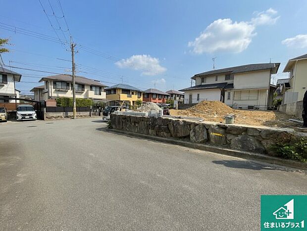 周辺は落ち着いた街並みの住宅地！子育てがしやすい住環境です！まだ未完成ですが、現地でしかわからない事もございます。是非一度ご覧ください。