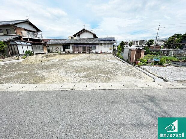 周辺は落ち着いた街並みの住宅地！子育てがしやすい住環境です！まだ未完成ですが、現地でしかわからない事もございます。是非一度ご覧ください。