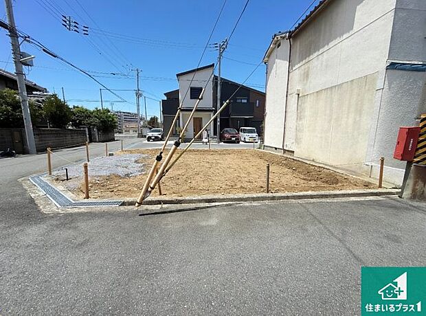 周辺は落ち着いた街並みの住宅地！子育てがしやすい住環境です！まだ未完成ですが、現地でしかわからない事もございます。是非一度ご覧ください。