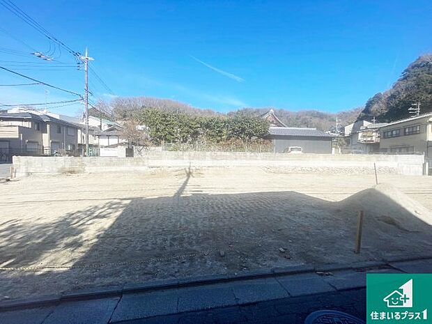 周辺は落ち着いた街並みの住宅地!子育てがしやすい住環境です!まだ未完成ですが、現地でしかわからない事もございます。是非一度ご覧ください。