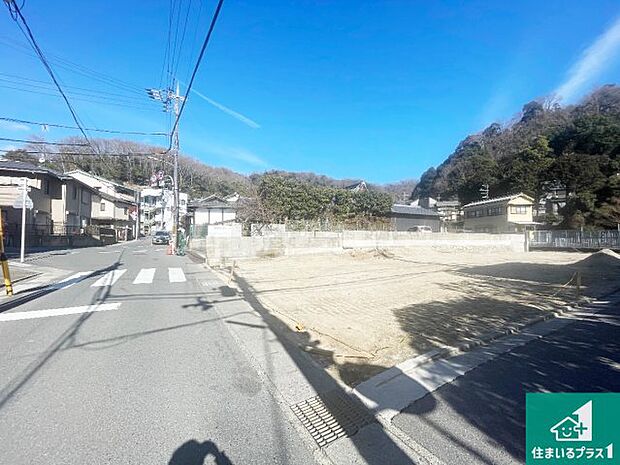 周辺は落ち着いた街並みの住宅地!子育てがしやすい住環境です!まだ未完成ですが、現地でしかわからない事もございます。是非一度ご覧ください。