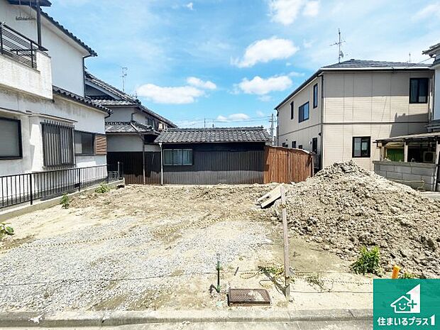 周辺は落ち着いた街並みの住宅地!子育てがしやすい住環境です!まだ未完成ですが、現地でしかわからない事もございます。是非一度ご覧ください。