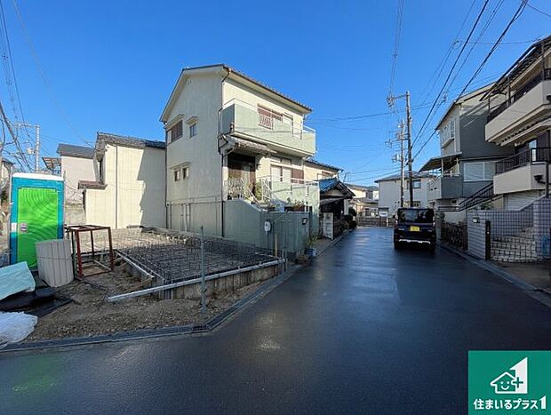 周辺は落ち着いた街並みの住宅地!子育てがしやすい住環境です!まだ未完成ですが、現地でしかわからない事もございます。是非一度ご覧ください。