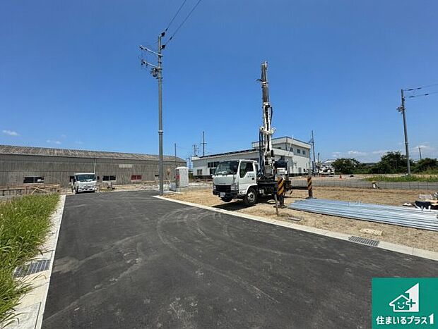 周辺は落ち着いた街並みの住宅地!子育てがしやすい住環境です!まだ未完成ですが、現地でしかわからない事もございます。是非一度ご覧ください。
