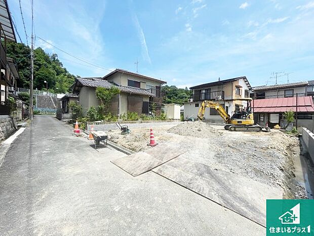 周辺は落ち着いた街並みの住宅地！子育てがしやすい住環境です！まだ未完成ですが、現地でしかわからない事もございます。是非一度ご覧ください。