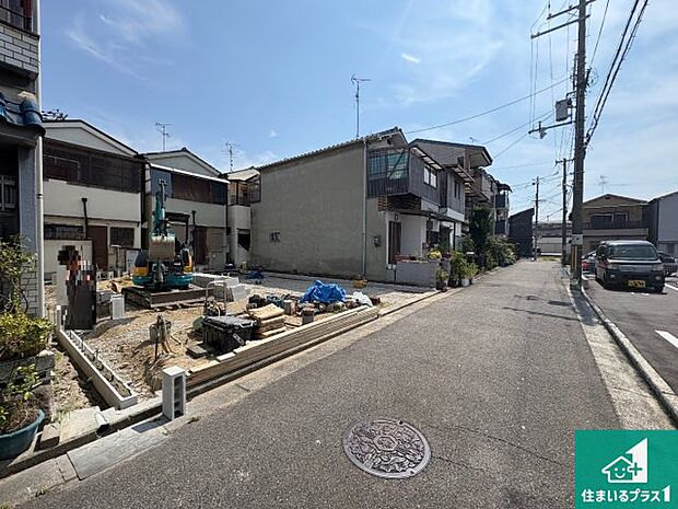 周辺は落ち着いた街並みの住宅地!子育てがしやすい住環境です!まだ未完成ですが、現地でしかわからない事もございます。是非一度ご覧ください。