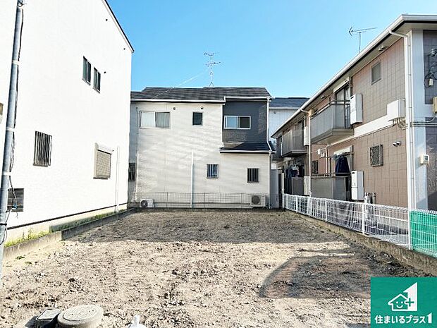 周辺は落ち着いた街並みの住宅地!子育てがしやすい住環境です!まだ未完成ですが、現地でしかわからない事もございます。是非一度ご覧ください。