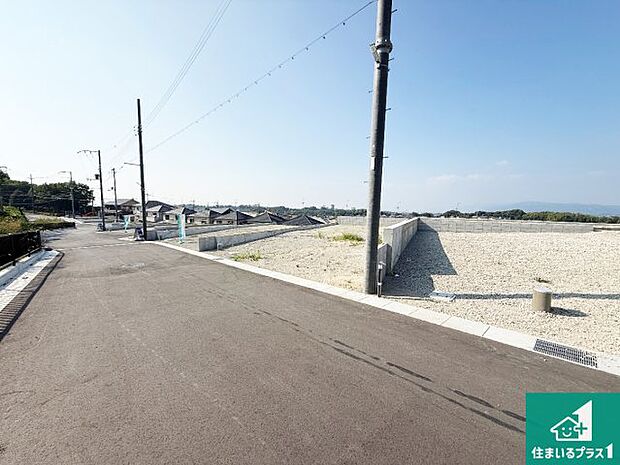 周辺は落ち着いた街並みの住宅地!子育てがしやすい住環境です!まだ未完成ですが、現地でしかわからない事もございます。是非一度ご覧ください。