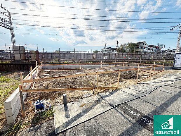 周辺は落ち着いた街並みの住宅地!子育てがしやすい住環境です!まだ未完成ですが、現地でしかわからない事もございます。是非一度ご覧ください。
