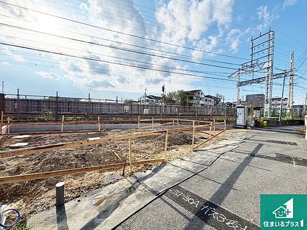 周辺は落ち着いた街並みの住宅地!子育てがしやすい住環境です!まだ未完成ですが、現地でしかわからない事もございます。是非一度ご覧ください。