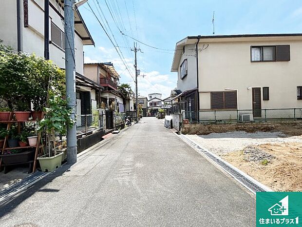 周辺は閑静な住宅街です。前面道路もしっかりと有りますので車の出し入れも安心ですよ!
