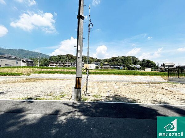 周辺は落ち着いた街並みの住宅地！子育てがしやすい住環境です！まだ未完成ですが、現地でしかわからない事もございます。是非一度ご覧ください。