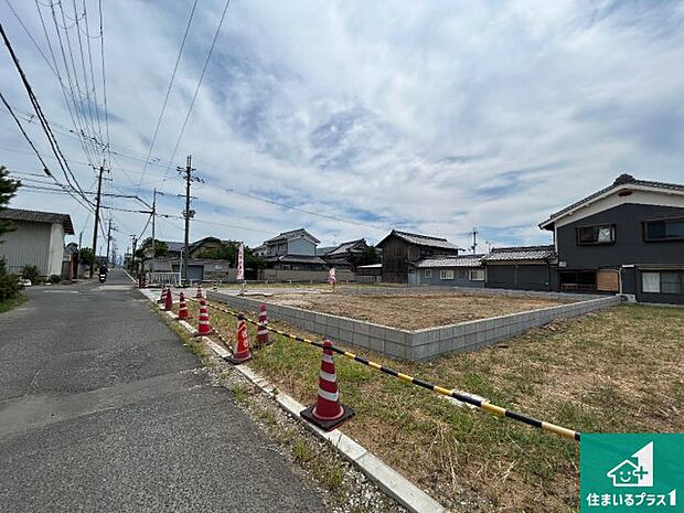 周辺は落ち着いた街並みの住宅地!子育てがしやすい住環境です!まだ未完成ですが、現地でしかわからない事もございます。是非一度ご覧ください。