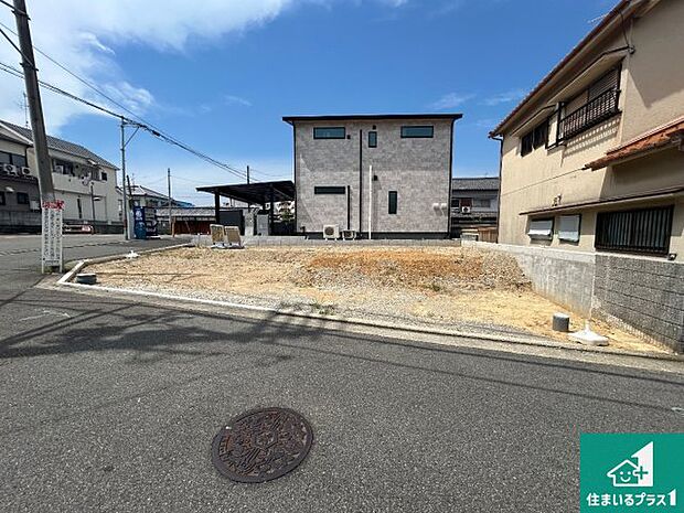 周辺は落ち着いた街並みの住宅地!子育てがしやすい住環境です!まだ未完成ですが、現地でしかわからない事もございます。是非一度ご覧ください。
