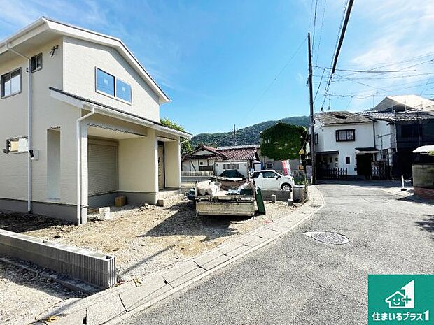 周辺は落ち着いた街並みの住宅地!子育てがしやすい住環境です!まだ未完成ですが、現地でしかわからない事もございます。是非一度ご覧ください。