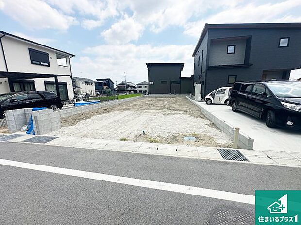 周辺は落ち着いた街並みの住宅地!子育てがしやすい住環境です!まだ未完成ですが、現地でしかわからない事もございます。是非一度ご覧ください。
