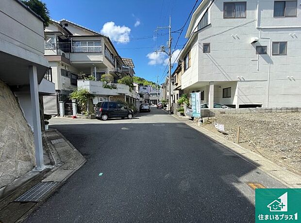 周辺は落ち着いた街並みの住宅地!子育てがしやすい住環境です!まだ未完成ですが、現地でしかわからない事もございます。是非一度ご覧ください。