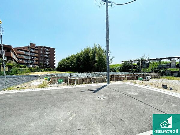 周辺は落ち着いた街並みの住宅地！子育てがしやすい住環境です！まだ未完成ですが、現地でしかわからない事もございます。是非一度ご覧ください。
