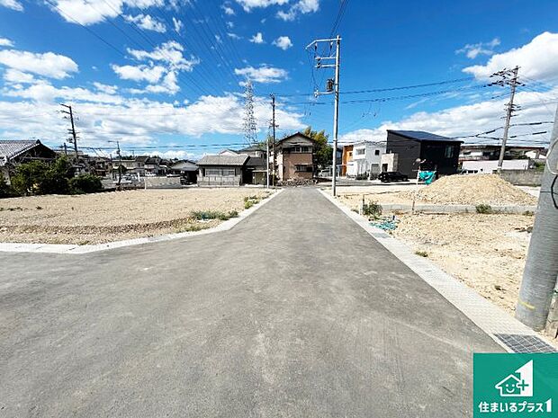 周辺は閑静な住宅街です。前面道路もしっかりと有りますので車の出し入れも安心ですよ！