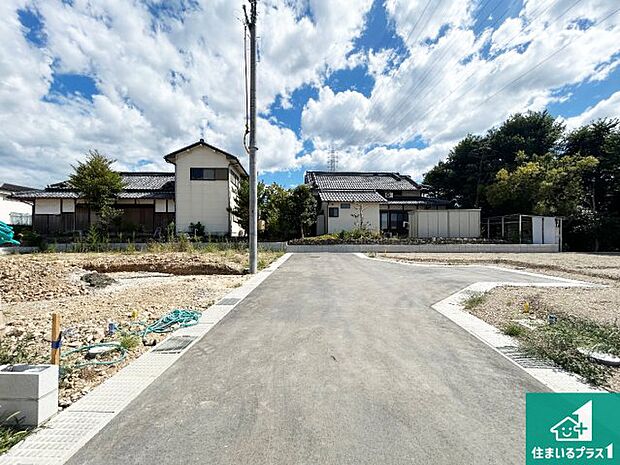 周辺は閑静な住宅街です。前面道路もしっかりと有りますので車の出し入れも安心ですよ!