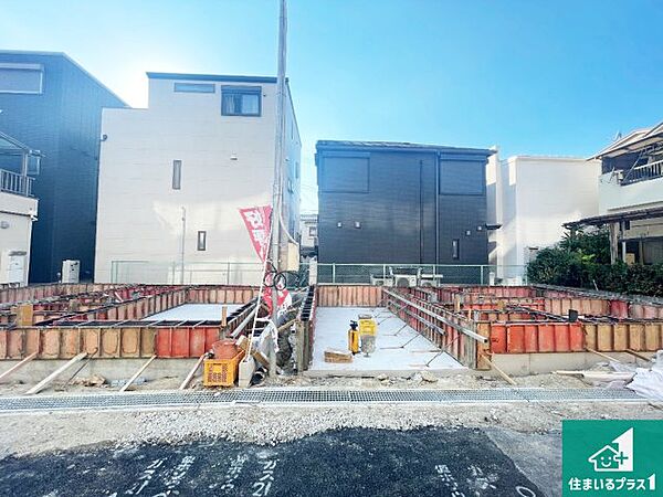 周辺は落ち着いた街並みの住宅地！子育てがしやすい住環境です！まだ未完成ですが、現地でしかわからない事もございます。是非一度ご覧ください。