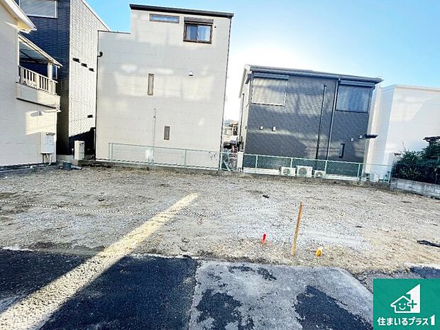 周辺は落ち着いた街並みの住宅地!子育てがしやすい住環境です!まだ未完成ですが、現地でしかわからない事もございます。是非一度ご覧ください。