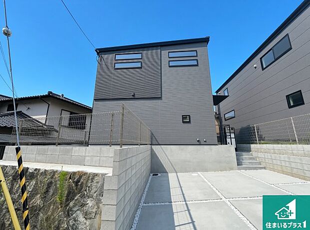周辺は落ち着いた街並みの住宅地!子育てがしやすい住環境です!まだ未完成ですが、現地でしかわからない事もございます。是非一度ご覧ください。