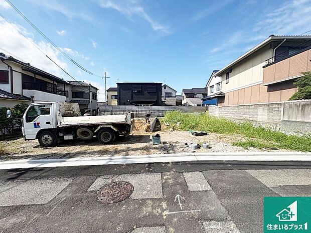 周辺は落ち着いた街並みの住宅地!子育てがしやすい住環境です!まだ未完成ですが、現地でしかわからない事もございます。是非一度ご覧ください。
