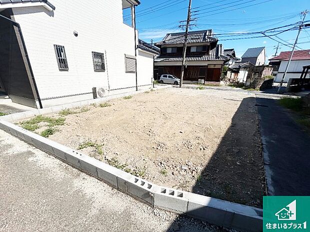 周辺は落ち着いた街並みの住宅地!子育てがしやすい住環境です!まだ未完成ですが、現地でしかわからない事もございます。是非一度ご覧ください。