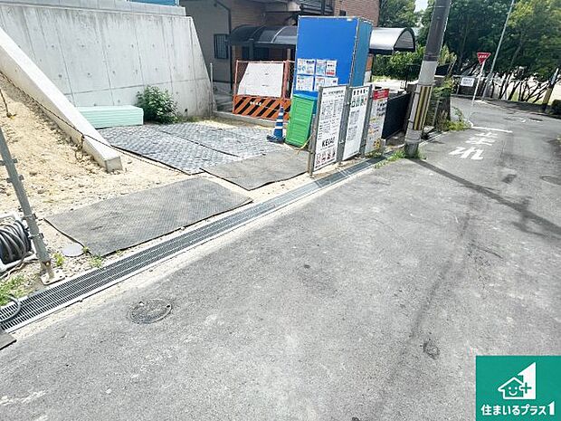周辺は落ち着いた街並みの住宅地！子育てがしやすい住環境です！まだ未完成ですが、現地でしかわからない事もございます。是非一度ご覧ください。