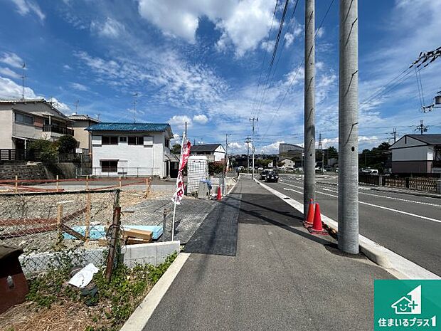 周辺は閑静な住宅街です。前面道路もしっかりと有りますので車の出し入れも安心ですよ！