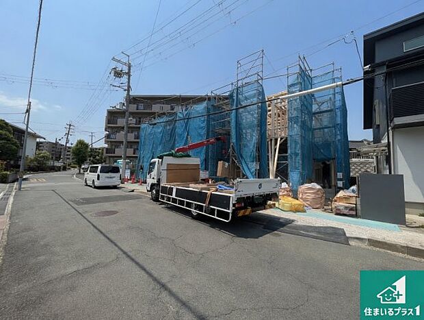 周辺は落ち着いた街並みの住宅地！子育てがしやすい住環境です！まだ未完成ですが、現地でしかわからない事もございます。是非一度ご覧ください。