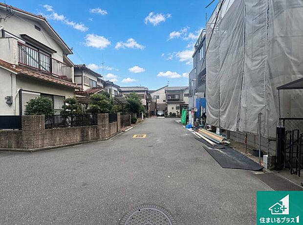 周辺は落ち着いた街並みの住宅地!子育てがしやすい住環境です!まだ未完成ですが、現地でしかわからない事もございます。是非一度ご覧ください。