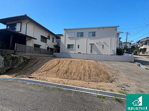 周辺は落ち着いた街並みの住宅地!子育てがしやすい住環境です!まだ未完成ですが、現地でしかわからない事もございます。是非一度ご覧ください。