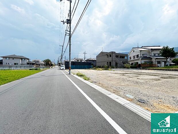 周辺は閑静な住宅街です。前面道路もしっかりと有りますので車の出し入れも安心ですよ！
