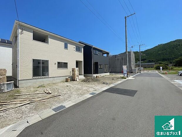 周辺は落ち着いた街並みの住宅地！子育てがしやすい住環境です！まだ未完成ですが、現地でしかわからない事もございます。是非一度ご覧ください。