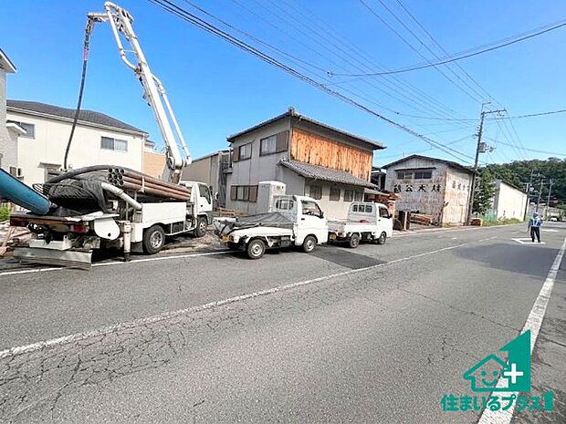 周辺は閑静な住宅街です。前面道路もしっかりと有りますので車の出し入れも安心ですよ!