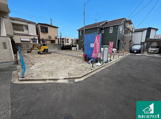 周辺は落ち着いた街並みの住宅地！子育てがしやすい住環境です！まだ未完成ですが、現地でしかわからない事もございます。是非一度ご覧ください。