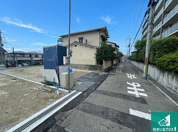 周辺は落ち着いた街並みの住宅地!子育てがしやすい住環境です!まだ未完成ですが、現地でしかわからない事もございます。是非一度ご覧ください。