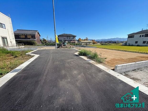 周辺は閑静な住宅街です。前面道路もしっかりと有りますので車の出し入れも安心ですよ！